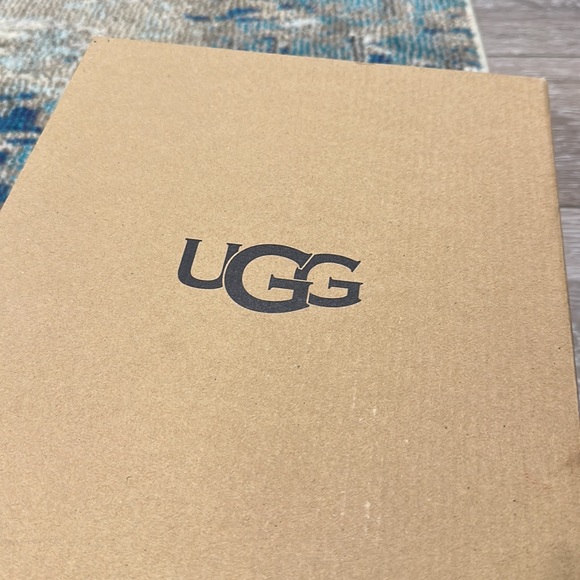 UGG size 4 boys excellent condition - Picture 2 of 6